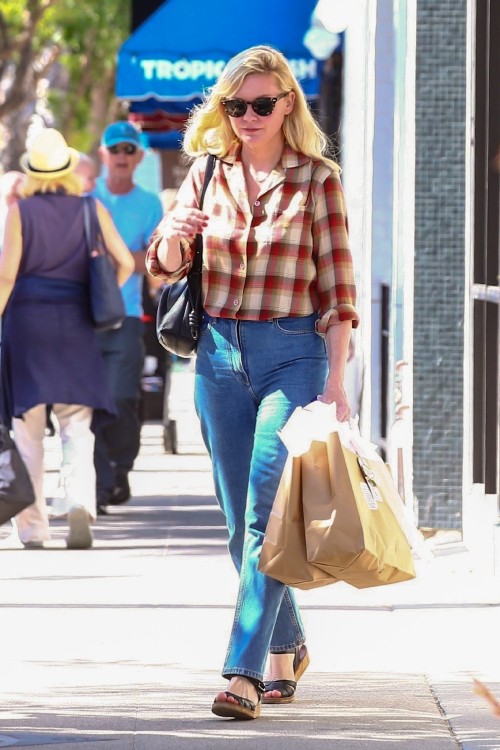 Studio City, CA  - *EXCLUSIVE*  - Kirsten Dunst goes shopping in Studio City ahead of the weekend. T