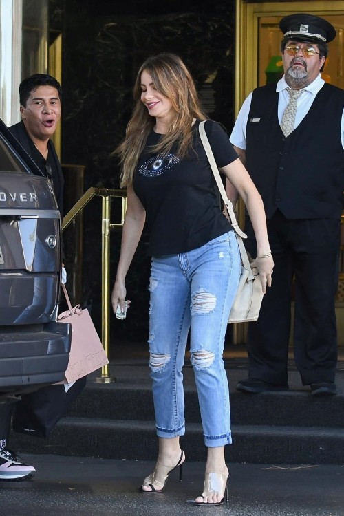 Beverly Hills, CA  - *EXCLUSIVE* 'Modern Family' star Sofia Vergara turns heads in distressed jeans 