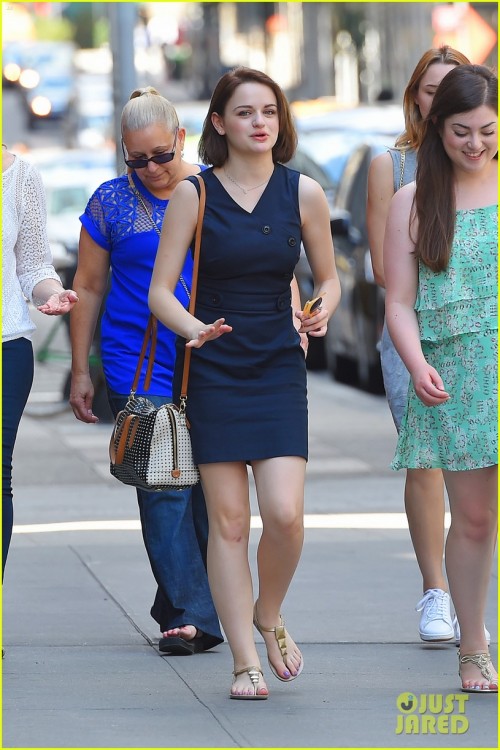 New York, NY - Joey King joined her mother as well as her sister Hunter King for a Sunday walk throu