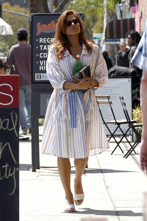 Los Angeles, CA  - Actress Eva Mendes runs solo errands around town this afternoon.  The Latina moth
