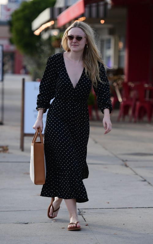 01/03/2020 EXCLUSIVE Dakota Fanning catches a ride share after doing some shopping with her sister E