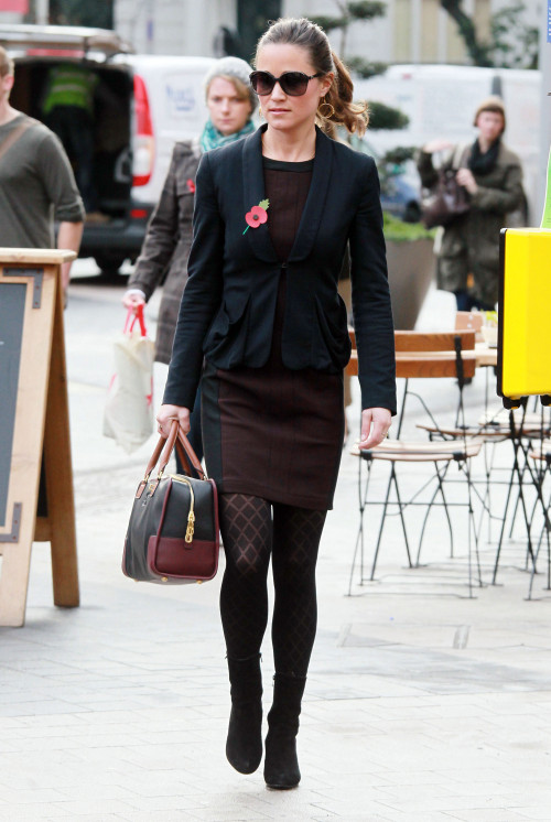 BAUER-GRIFFIN.COMPippa Middleton is seen walking to work in Chelsea, Pippa stopped off to buy a Popp